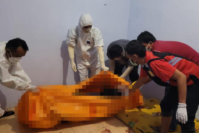 EVAKUASI: Petugas mengevakuasi korban pada Senin (17/4) malam. (POLSEK REMBANG FOR RADAR KUDUS)