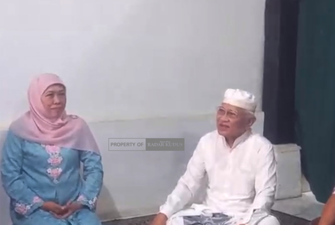 GAYENG: Gubernur Jatim Khofifah Indar Parawansa sowan ke kediaman Gus Mus di Rembang. (VACHRY RINALDI L/RADAR KUDUS)