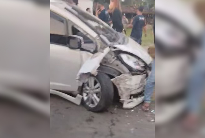 RINGSEK: Honda Jazz yang terlibat kecelakaan karambol di Jalan Pati-Tayu rusak parah di bagian depan. (ISTIMEWA)