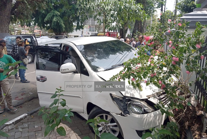 RUSAK: Bagian depan mobil Kijang Innova rusak usai menabrak pagar Gedung DPRD Grobogan pada Selasa (18/4). (EKO SANTOSO/RADAR KUDUS)