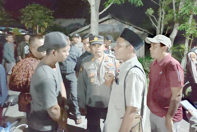TINDAK TEGAS: Petugas pengamanan dari Polres Blora membubarkan dangdutan di Desa Kemantren, Kedungtuban, Blora, kemarin malam (27/4). (POLRES BLORA FOR RADAR KUDUS)