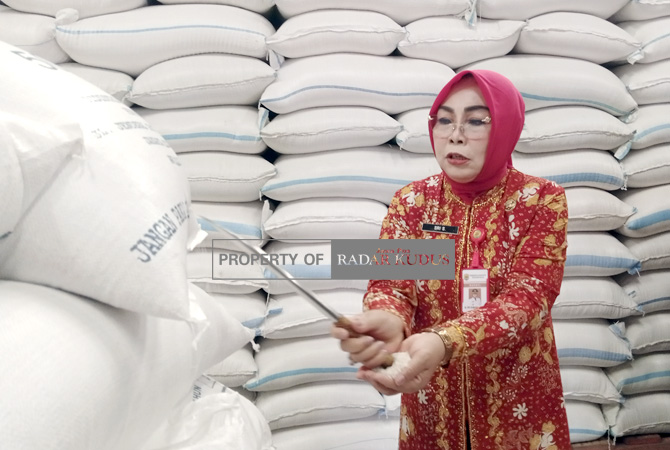 CEK: Bupati Grobogan Sri Sumarni cek beras di gudang Bulog 104 Purwodadi kemarin. (EKO SANTOSO/RADAR KUDUS)