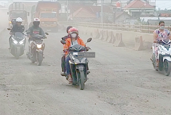 RUSAK: Pengguna jalan melintasi jalur jembatan Juwana selatan kemarin. (ANDRE FADIHIL FALAH/RADAR KUDUS)