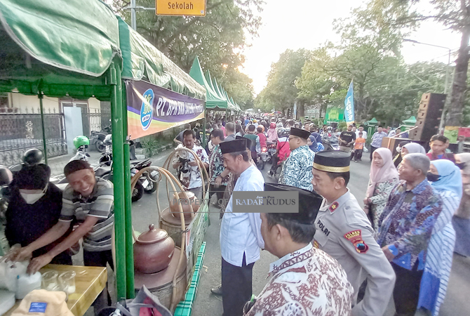 Bupati Rembang Abdul Hafidz berdialog dengan pedagang. (VACHRY RIZALDI LUTFIPAMBUDI/RADAR KUDUS)
