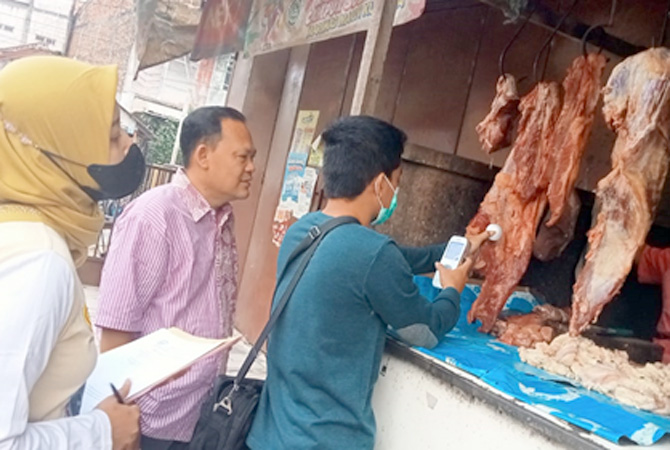 DIPERIKSA: Petugas gabungan saat memeriksa penjual daging di Pasar Godong dan Gubug. (INTAN MAYLANI SABRINA/RADAR KUDUS)
