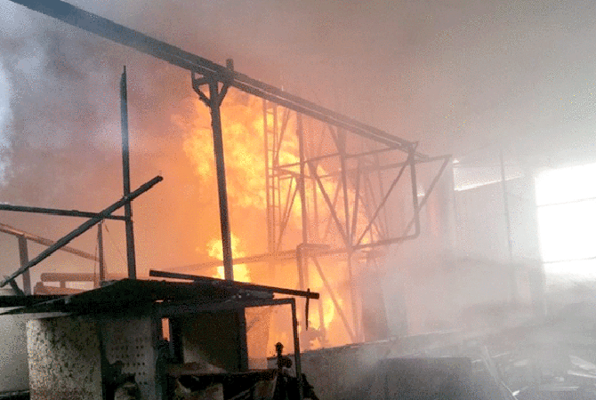 Api melalap pabrik triplek di Jalan Mojo, Jaten, Karanganyar, terbakar, Senin (17/4) sore.