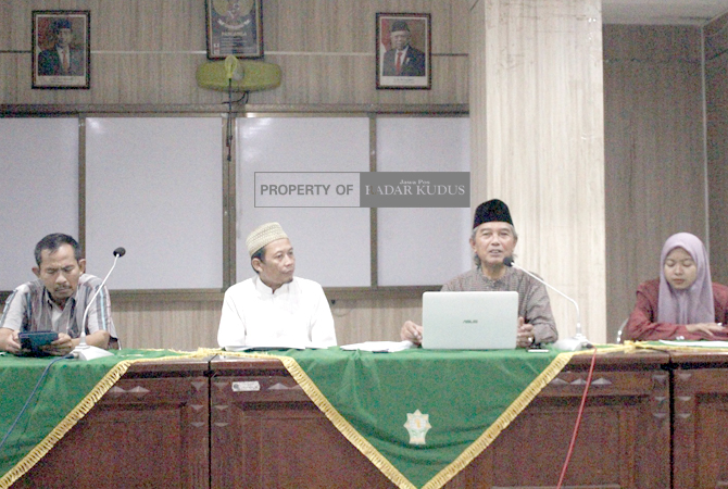SEMINAR: Sosok KH R. Asnawi saat dibahas dalam kegiatan tadarus literasi menuju pahlawan nasional di aula perpustakaan Lantai IV IAIN Kudus, Senin (3/4). (ARIKA KHOIRIYA/RADAR KUDUS)