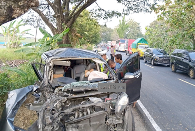 PARAH: Kondisi mobil Freed yang bertabrakan dengan truk di Jalan Purwodadi--Semarang, tepatnya di Beringin, Godong, Rabu (19/4). (EKO SANTOSO/RADAR KUDUS)