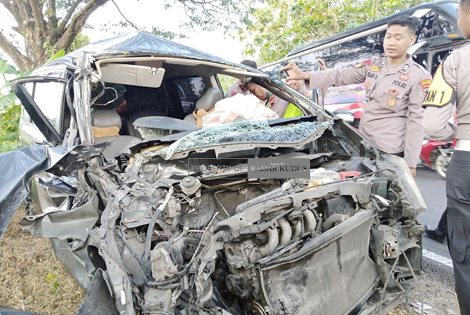 PARAH: Kondisi mobil Freed yang bertabrakan dengan truk di Jalan Purwodadi--Semarang, tepatnya di Beringin, Godong, Rabu (19/4). (EKO SANTOSO/RADAR KUDUS)