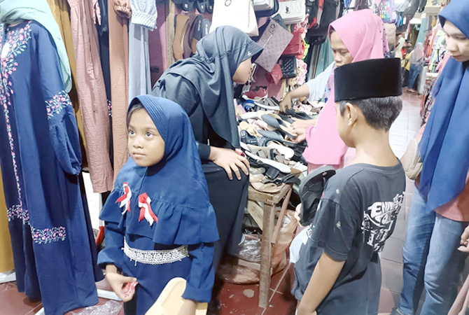 ANTUSIAS: Sejumlah anak yatim piatu antusias memilih baju baru lebaran di pasar Purwodadi secara gratis dari program PSG. (SIROJUL MUNIR/RADAR KUDUS)