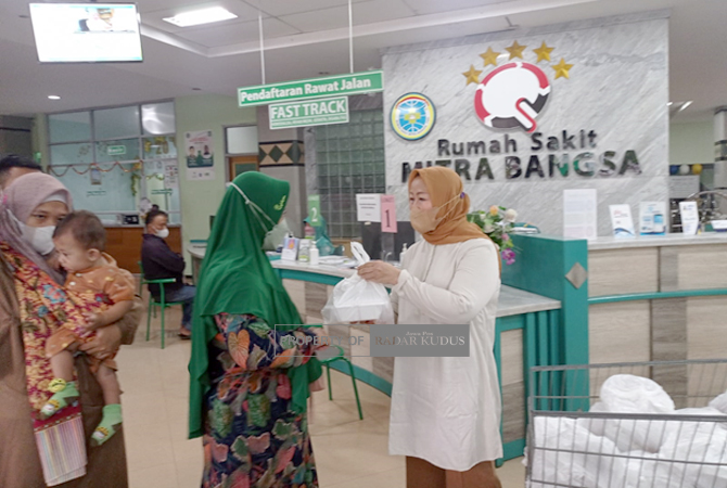 PEDULI: Owner RS Mitra Bangsa Suhartini membagikan paket takjil kepada para pasien, Jumat (31/3) sore kemarin. (ACHMAD ULIL ALBAB/RADAR KUDUS)
