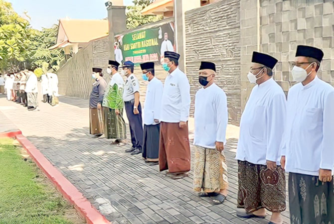KHAS REMBANG: Para pegawai di Kabupaten Rembang mengenakan sarung batik Lasem saat peringatan Hari Santri Nasional baru-baru ini. (WISNU AJI/RADAR KUDUS)
