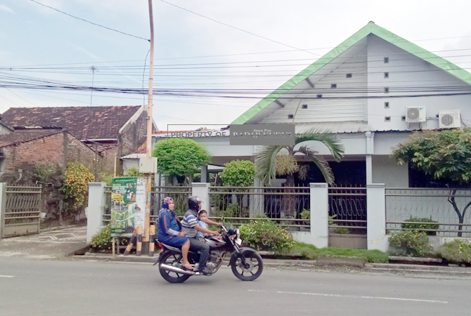 SEPI: Seorang pengendara sepeda motor melintas di depan Kantor PT Nagaraja Nusantara Energi Kudus yang mirip seperti rumah biasanya. (ARIKA KHOIRIYA/RADAR KUDUS)