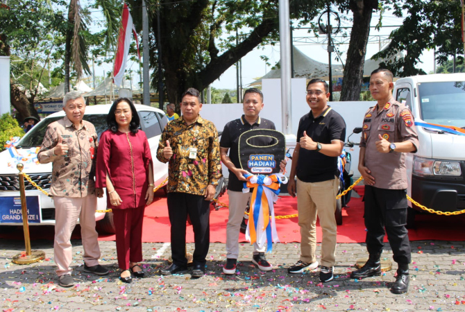 HADIAH UTAMA: Pinca BRI Purwodadi Priyo Harjanto menyerahkan hadiah grand prize utama mobil Suzuki Ertiga kepada pemenang Undian Simpedes BRI diwakili kepala unit BRI Sendangharjo di halaman BRI Cabang Purwodadi, Sabtu (20/5). (SIROJUL MUNIR/RADAR KUDUS)