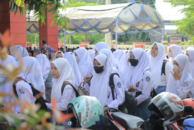 KESEMPATAN EMAS: Pelajar SMA sederajat mengujungi stand perguruan tinggi yang di boyong dalam pameran pendidikan baru-baru ini. (WISNU AJI/RADAR KUDUS)