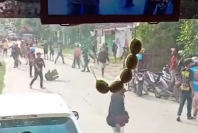 BENTROK: Tangkapan layar video bentrok antar perguruan silat di Dusun Jembar, Desa Tlogotirto, Kecamatan Gabus pada Minggu (7/5).(EKO SANTOSO/RADAR KUDUS)