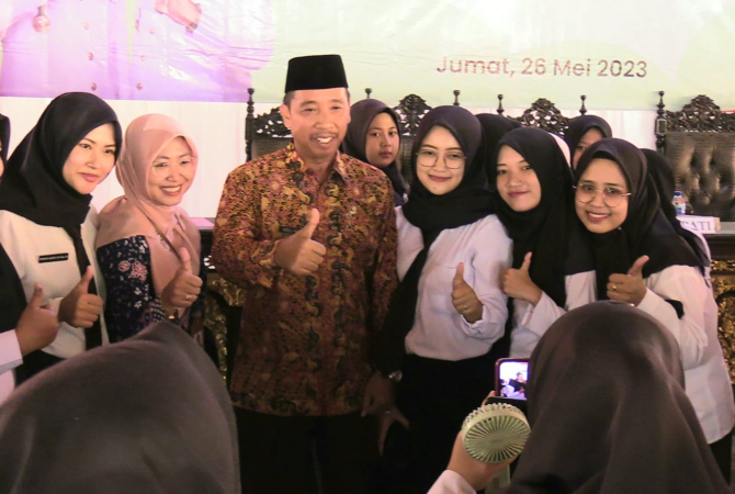 FOTO BERSAMA:  Beberapa tenaga kesehatan foto bersama dengan Bupati Rembang usai menerima surat keputusan (SK) Pegawai Pemerintah dengan Perjanjian Kerja (PPPK) di pendapa museum RA Kartini Rembang pada Jumat (26/5). (ISTIMEWA/RADAR KUDUS)
