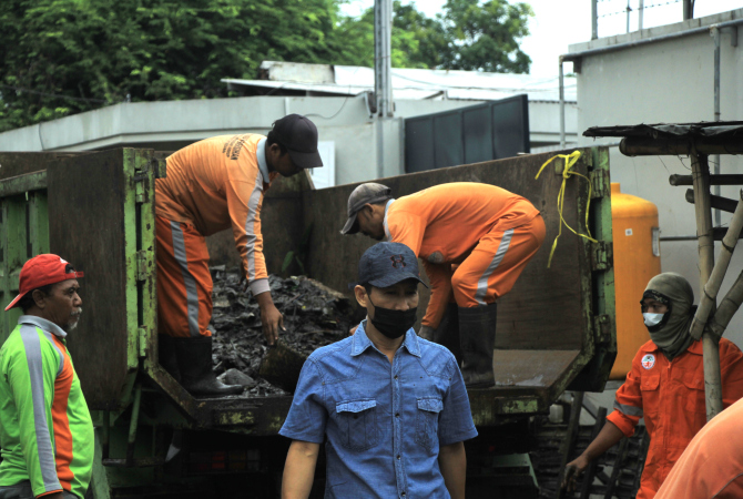 JEMPUT SAMPAH: Petugas DLH Rembang angkut sampah di areal pasar tradisional Rembang Kota saat kerja bakti beberapa waktu lalu. (WISNU AJI/RADAR KUDUS)