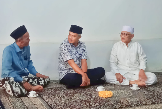SOWAN: Bakal calon presiden sekaligus Gubernur Jawa Tengah Ganjar Pranowo sowan ke ndalem Gus Mus pada Rabu (3/5). (VACHRY RINALDY L/RADAR KUDUS)
