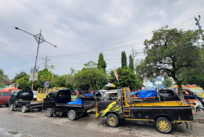 SEMRAWUT: Pedagang memilih berjualan di atas mobil depan Pasar Agro Hortikultura Purwodadi. (INTAN MAYLANI SABRINA/RADAR KUDUS)
