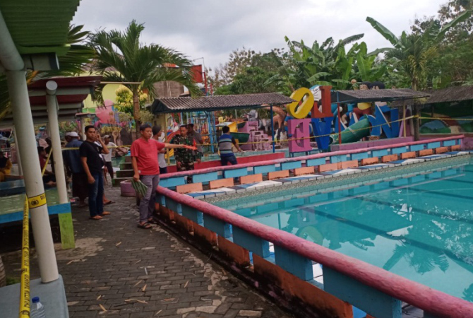OLAH TKP: Petugas Inavis Polres Grobogan lakukan olah TKP lokasi tenggelam di kolam reang Rahmatika, Kalisari, Kradenan, pada Senin (1/5). (POLSEK KRADENAN FOR RADAR KUDUS)