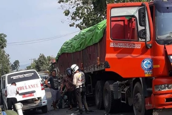 RINGSEK: Sepeda motor Supra bernomor polisi K 5388 GD ringsek usai terlibat kecelakaan dengan truk trailer bernomor polisi H 1628 ES di Jalan Pamotan-Lasem pada Sabtu (26/5). (ISTIMEWA/RADAR KUDUS)