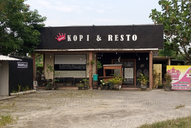 TAK SESUAI: Queen Kopi dan Resto yang sebenarnya kafe-karaoke menyalahgunakan tempat yang semestinya untuk pameran UMKM. (EKO SANTOSO/RADAR KUDUS)