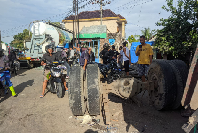 TABRAK BENGKEL: Truk pemuat tepung mi menabrak bengkel diesel usai menabrak truk bermuatan mainan di  Jalan Pantura Juwana pada Kamis (11/5). (ISTIMEWA)