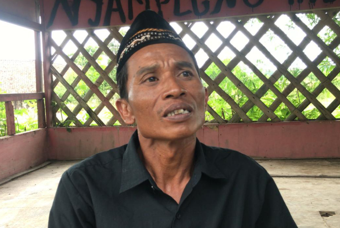 KETUA RT: Sulkan, Ketua RT tempat tinggal ibu pembunuh bayinya sendiri di Rembang, Rabu (10/5). (WISNU AJI/RADAR KUDUS)