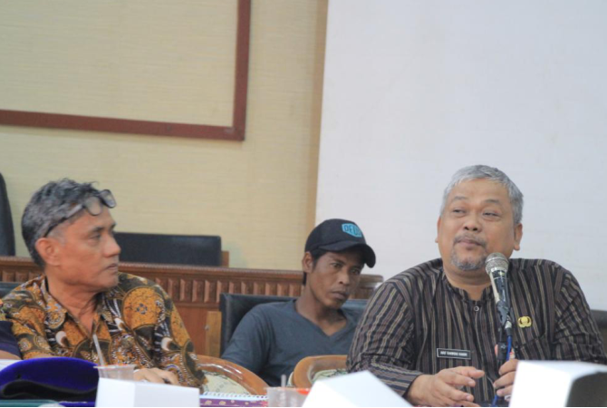 BERI PEMAHAMAN: Perwakilan DKP Provinsi Jateng saat menyelesaikan konflik jaring cotok antara nelayan Kabupaten Rembang dan Pati beberapa hari lalu. (WISNU AJI/RADAR KUDUS)