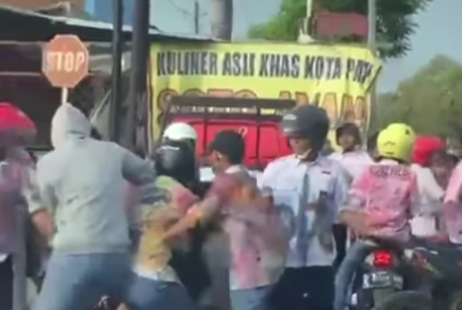 TANGKAPAN LAYAR: Tangkapan layar video pengeroyokan siswa di Pati saat kelulusan SMA baru-baru ini. (ISTIMEWA)