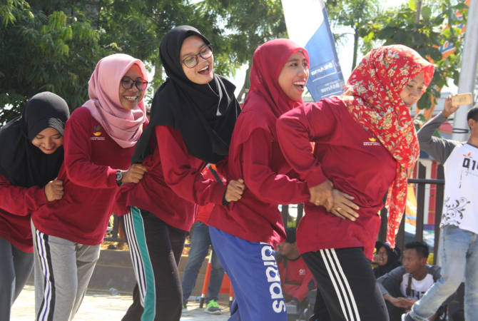 SERU-SERUAN: Peringatan hari buruh di Kabupaten Rembang beberapa tahun lalu dimeriahkan dengan aneka lomba yang pesertanya dari para pengusaha, buruh hingga pihak dinas. (WISNU AJI/RADAR KUDUS)