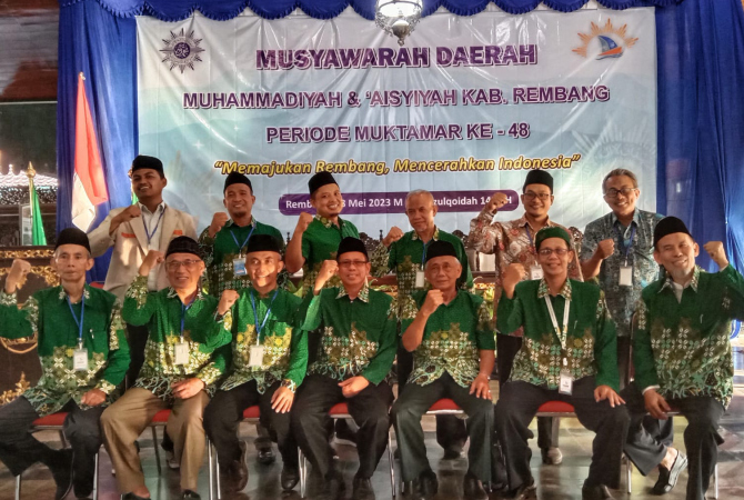 KOMPAK: Jajaran Pimpinan Daerah Muhammadiyah Rembang periode 2023-2028 berfoto bersama setelah melaksanakan Musyda, Minggu (28/5). (VACHRI RINALDY L/RADAR KUDUS)