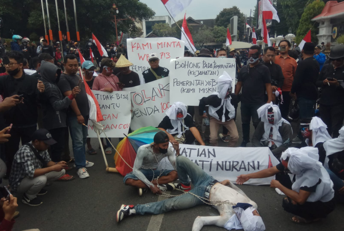 UNJUK RASA: Para nelayan di Juwana melakukan teatrikal di sekitar kantor Bupati Pati pada Rabu (10/5). (ANDRE FAIDHIL FALAH/RADAR KUDUS)