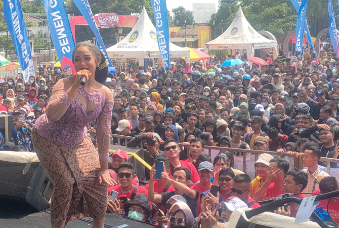 GOYANG BARENG: Sinden viral asal Kediri, Niken Salindry  berhasil menggoyang masyarakat  Rembang dalam rangkaian pesta buruh pada Rabu (24/5). (WISNU AJI/RADAR KUDUS)