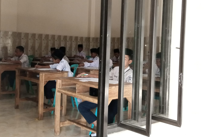 TENANG: Suasana ujian di MTS Al Huda Al Ulya yang berlangsung pekan lalu, (3/5). (EKO SANTOSO/RADAR KUDUS)