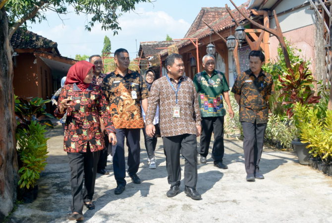 DIKUNJUNGI: Kepala Badan Pengembangan dan Informasi Desa, Daerah Tertinggal dan Transmigrasi Kemendes saat meninjau Desa Cingkrong, Kecamatan Purwodadi. (INTAN MAYLANI SABRINA/RADAR KUDUS)
