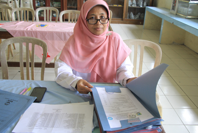 SULIT CARI MURID: Salah satu panitia mengecek berkas PPDB di ruang sekretariat SMPN 4 Rembang pada Rabu (24/5). (WISNU AJI/RADAR KUDUS)