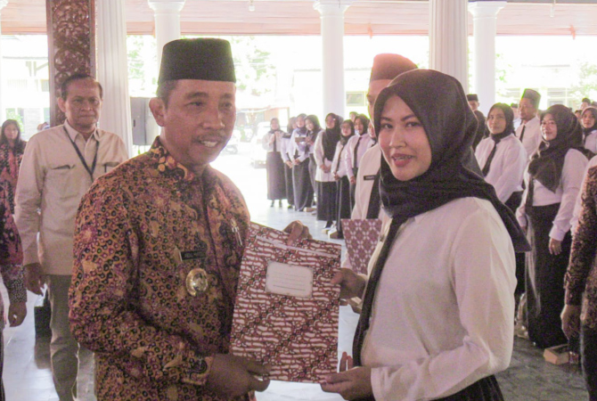 TERIMA SK: Ratusan tenaga kesehatan menerima surat keputusan (SK) Pegawai Pemerintah dengan Perjanjian Kerja (PPPK) di pendapa museum RA Kartini Rembang pada Jumat (26/5). (WISNU AJI/RADAR KUDUS)