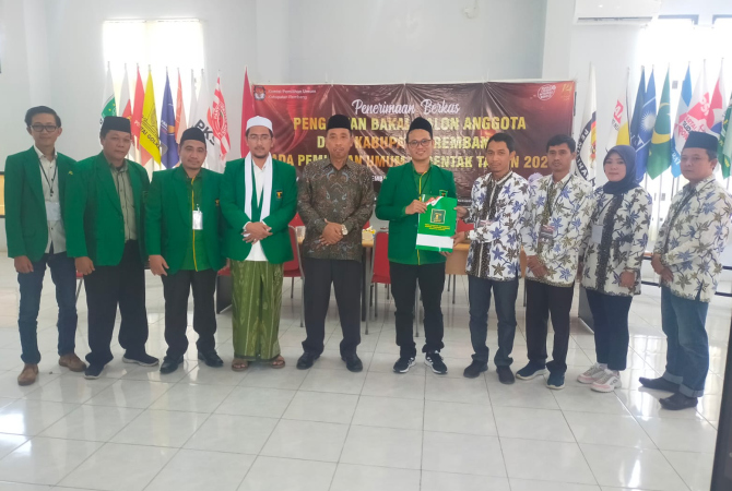 DOA BERSAMA: Para kiai, pengurus, kader, simpatisan dan bacaleg DPC PPP berdoa bersama sebelum masuk ke Gedung KPU Kabupaten Rembang. (DPC PPP REMBANG FOR RADAR KUDUS)