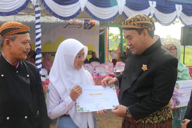 APRESIASI: Bupati Blora Arief Rohman memberikan piagam penghargaan kepada Zakia Azzahra dari SMAN 1 Tunjungan dan M. Zaidan Jauza