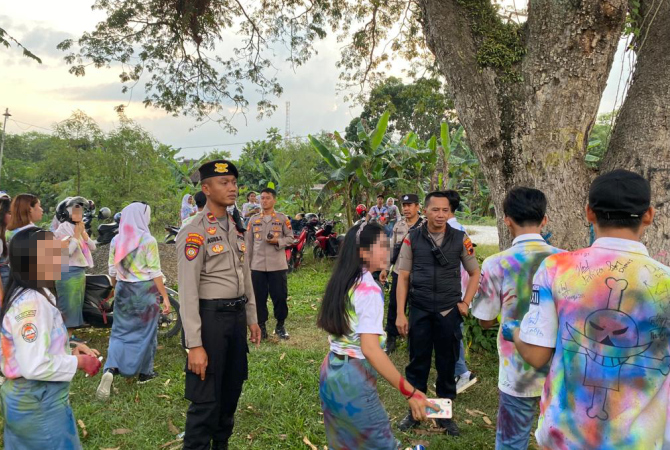 DITEGUR: Personel kepolisian menegur ratusan siswa SMA di Purwodadi yang merayakan kelulusan, Sabtu (6/5). (HUMAS POLRES GROBOGAN FOR RADAR KUDUS)