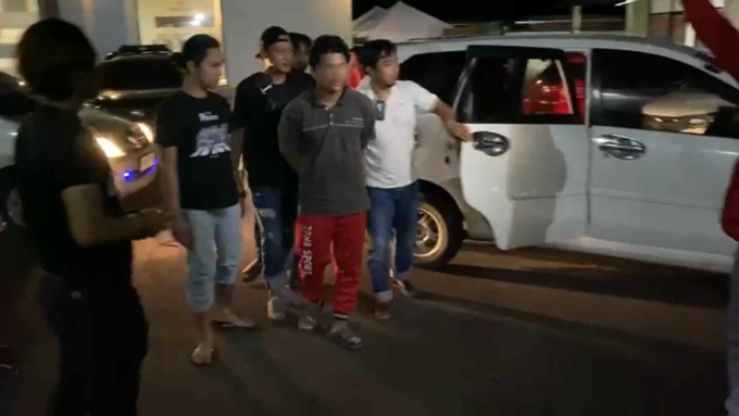 DIGELANDANG: Ayah bayi yang hilang dan ditemukan di sungai turut Desa kaliampo diamankan oleh polisi pada Selasa (2/5). (ISTIMEWA/RADAR KUDUS)