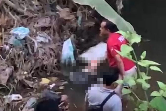 EVAKUASI: Petugas mengevakuasi bayi yang sebelumnya dikabarkan hilang di Sungai Kaliampo pada Selasa (2/5). (ISTIMEWA)