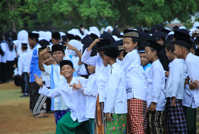 SUKA CITA: Siswa di Kabupaten Rembang kenakan baju santri. (WISNU AJI/RADAR KUDUS)