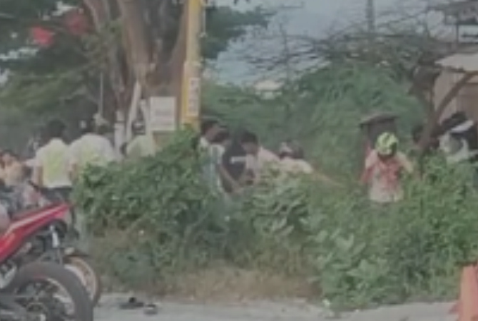 BERKELAHI: Sebuah video diduga rombongan siswa salah satu sekolah di Rembang terlibat perkelahian viral pada Senin (8/5). (TANGKAPAN LAYAR/RADAR KUDUS)