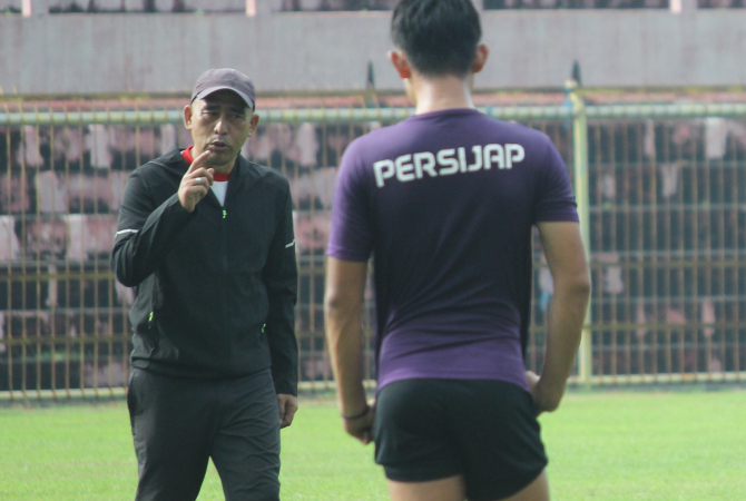 WE TRUST AGAIN: Salahudin memberi arahan kepada anak asuhnya di Persijap Jepara saat berlatih di Stadion Gelora Bumi Kartini tahun lalu. (MOH. NUR SYAHRI MUHARROM/RADAR KUDUS)