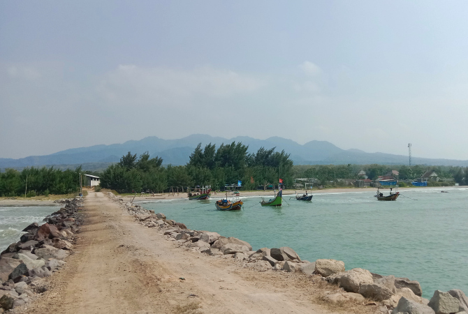 DERMAGA: Perahu-perahu berlabuh di area Pantai Watu Gajah, Desa Sumbersari, Kragan pada Senin (29/5). (VACHRI RINALDY L/RADAR KUDUS) 