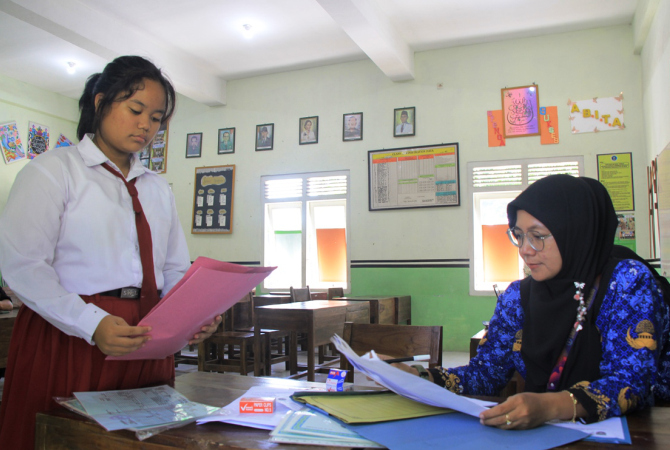 KONSULTASI: Salah satu siswa SD berkonsultasi panitia PPD pada Senin (22/5). (WISNU AJI/RADAR KUDUS)