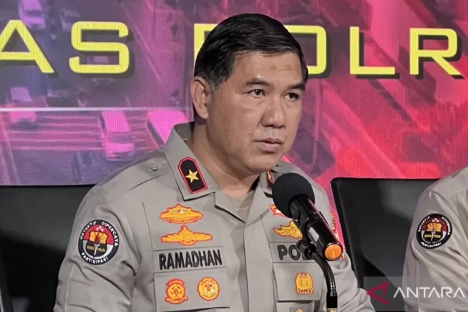 Karo Penmas Divisi Humas Polri Brigjen Pol Ahmad Ramadhan mengungkapkan Densus 88 Antiteror menangkap dua tersangka teroris di wilayah Jawa Timur. (Putu Indah Savitri/Antara)